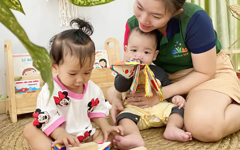 Bé làm việc với giáo cụ cùng cô giáo